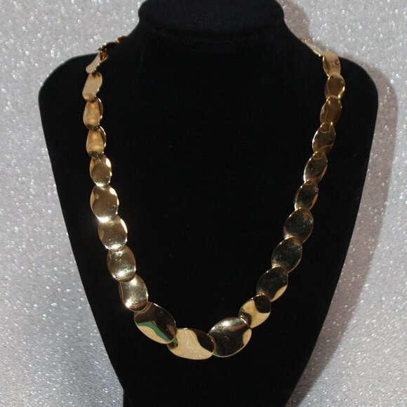 Avon Hammered Petal Gold Tone Necklace - Picture 1 of 9